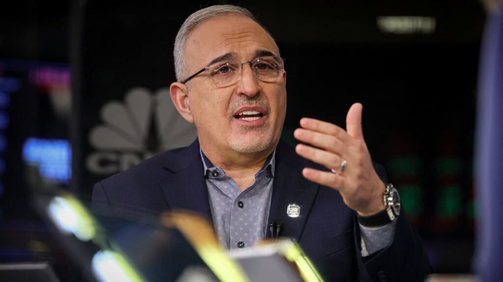 HPE to cut 2,500 workers as stock slides 19% on weak incomes outlook