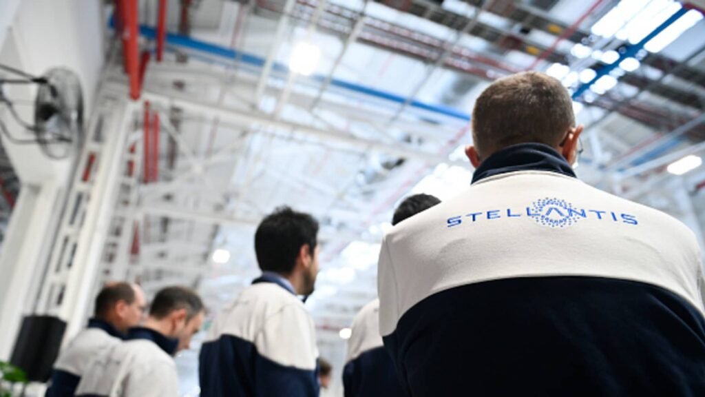 Crisis-stricken Stellantis sees revenue development in 2025 after 70% drop in full-year earnings