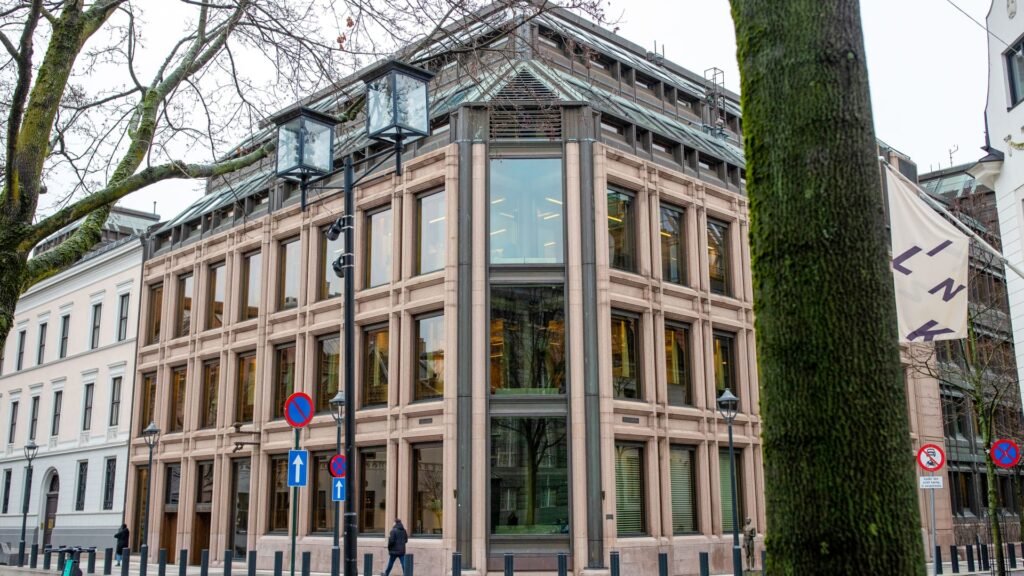 World’s largest sovereign wealth fund reports $40 billion loss in very first quarter on tech recession