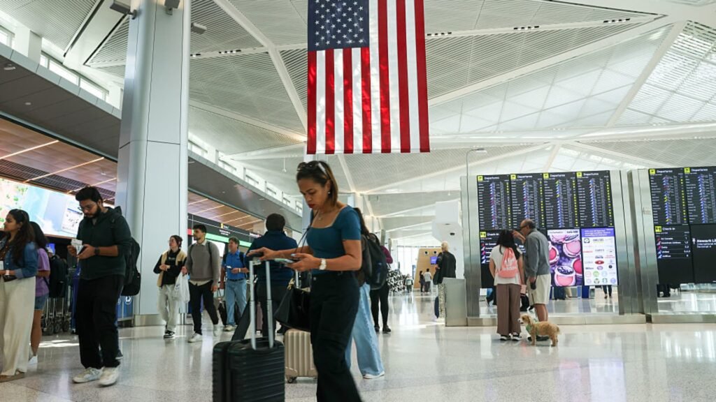 Airline companies deal with investors after strong– but less expensive– July 4 holiday